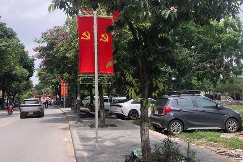 Hà Nội: Cảnh báo khẩn thiết về các khung sắt gây nguy hiểm trên vỉa hè phường Định Công