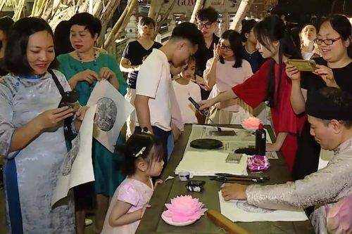 Hồ Văn lung linh trong đêm hội hoa đăng