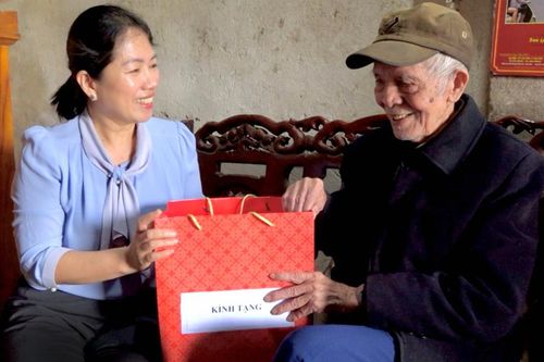 Liên chi hội Nhà báo Báo và Phát thanh, truyền hình Cao Bằng thăm, tặng quà cựu chiến binh tham gia Chiến dịch Điện Biên Phủ