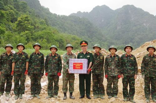 Bộ Chỉ huy Quân sự tỉnh thăm, động viên cán bộ, chiến sĩ thực hiện tuyến cao tốc Đồng Đăng - Trà Lĩnh