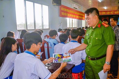 Trang bị kiến thức pháp luật cho học sinh