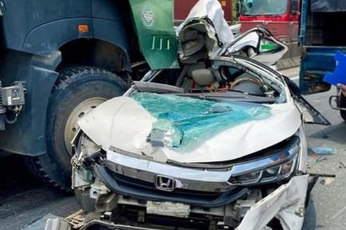Video khoảnh khắc CSGT giải cứu 3 người mắc kẹt trong ôtô bẹp dúm