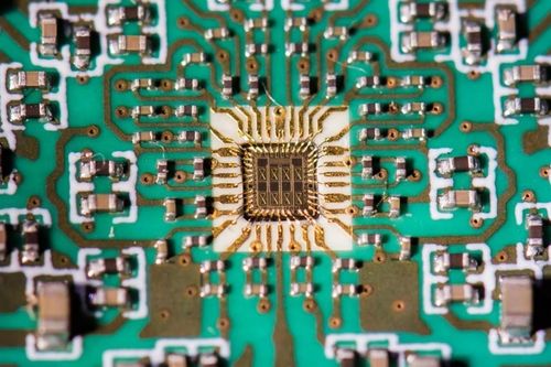 Chip silicon-germanium đạt 500 Gbps, mở đường cho trung tâm dữ liệu và mạng 6G