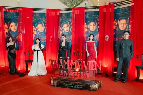 Việt Hương, Đàm Vĩnh Hưng, H'Hen Niê và nhiều sao Việt đến xem phim 'Thẩm mỹ viện âm phủ'