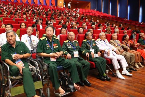 Bộ Nội vụ đề xuất thêm chế độ, trợ cấp cho người có công