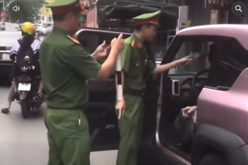 Xử phạt nữ tài xế cố thủ trên xe khi cảnh sát yêu cầu kiểm tra