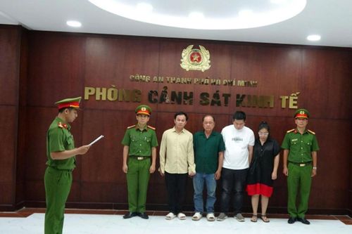 Bắt 4 người ở TP.HCM dùng axit công nghiệp pha chế thành giấm Hàn Quốc