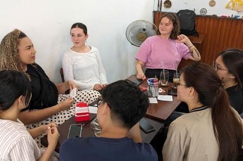 Người trẻ học ngoại ngữ trong những cuộc gặp gỡ đời thường