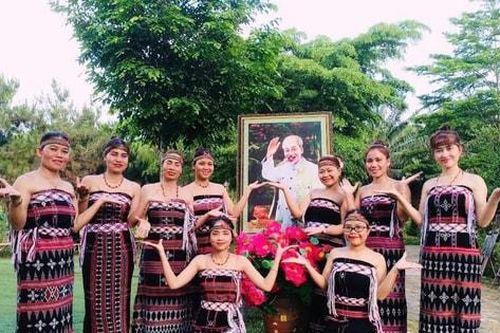 Tháng Năm về Làng nghe đồng bào hát về Bác