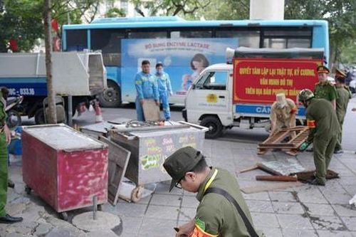 Xóa sổ hàng quán lấn chiếm trạm trung chuyển xe buýt Cầu Giấy