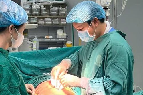 Mất gần 2 lít máu, nữ bệnh nhân 17 tuổi thoát cửa tử