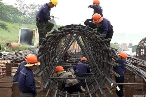 Cận cảnh công trường cầu Vân Phúc chạy đua trước mùa lũ sông Hồng