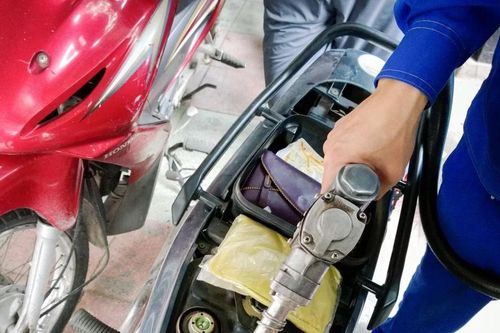 Vào cây xăng, tài xế cần tránh những hành vi có thể bị phạt tới 25 triệu đồng