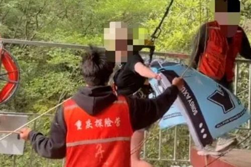 Tai nạn đu dây từ vách đá ở Trung Quốc khiến một du khách 16 tuổi thiệt mạng