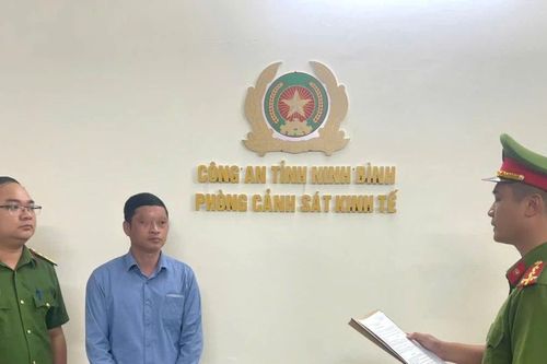 Cán bộ xã chiếm đoạt tiền từ thiện hỗ trợ thiên tai của người dân