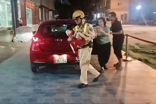 Cảnh sát giao thông Hà Nội kịp thời hỗ trợ đưa cháu bé 3 tuổi bị hóc dị vật đi cấp cứu