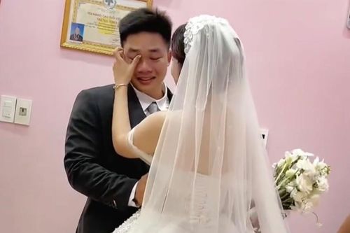 Khoảnh khắc chú rể khóc nức nở trong lễ đón dâu