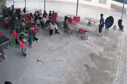 Cơn lốc ở Lào Cai thổi tung bàn ghế, học sinh chạy tán loạn