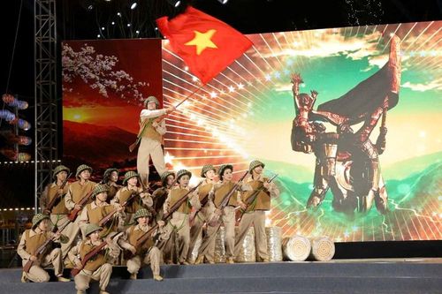 Sâu lắng, tự hào đêm nghệ thuật 'Điện Biên - Bản hùng ca chiến thắng'