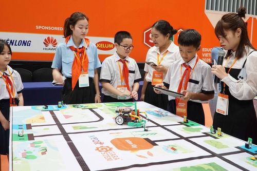 Con người giữ vai trò trung tâm trong giáo dục thông minh