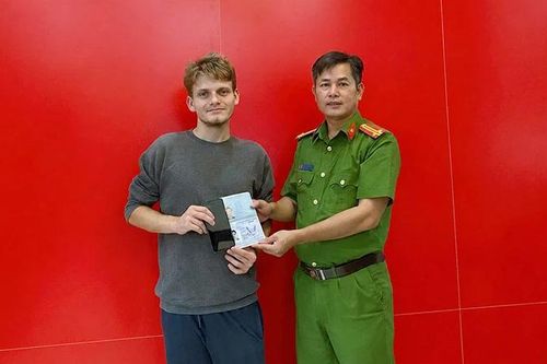 Công an Thanh Hóa giúp du khách nước ngoài nhận lại tài sản thất lạc