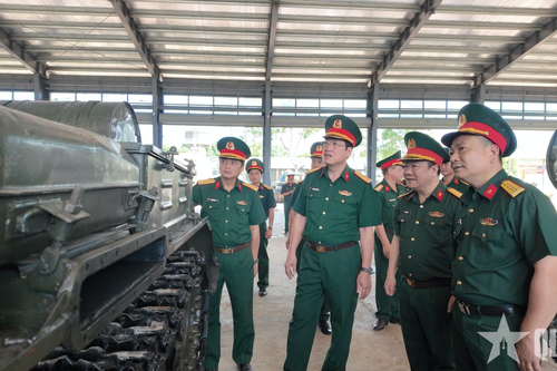 Tổ chức bàn giao, tiếp nhận vũ khí, trang bị kỹ thuật tăng thiết giáp