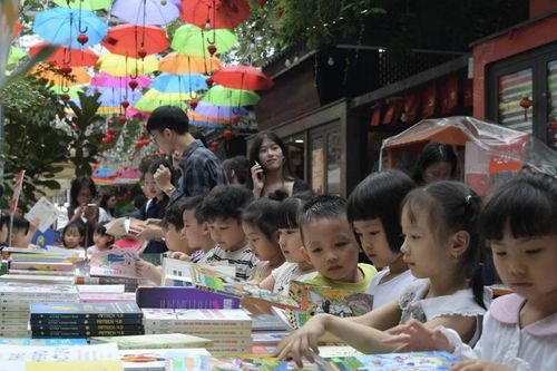 Cuộc thi 'Gia đình đọc sách - Phát triển tủ sách gia đình kết nối yêu thương'