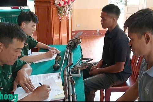 Đồn Biên phòng cửa khẩu quốc tế Nậm Cắn thu hồi nhiều vũ khí, vật liệu nổ