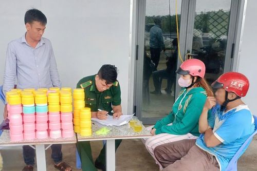 Đồn Biên phòng Tam Giang Tây phát hiện, tịch thu nhiều mỹ phẩm tự pha chế