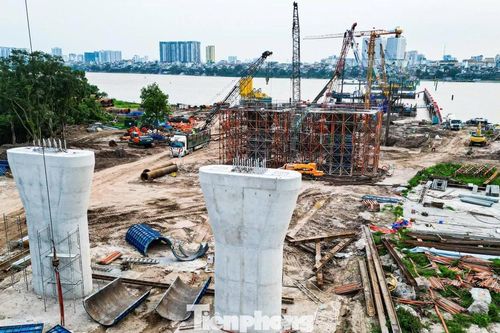 Lộ diện những trụ cầu Trần Hưng Đạo đầu tiên trên sông Hồng
