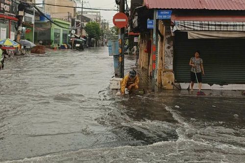 Bao giờ 'lòng chảo' chợ Thủ Đức hết ngập khi mưa lớn?