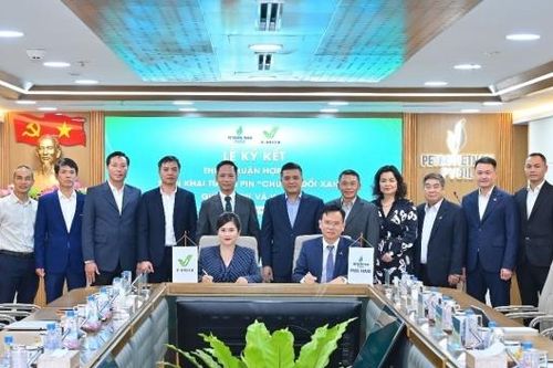 PVOIL hợp tác với V-Green triển khai hơn 3.000 tủ đổi pin xe máy điện trên toàn quốc