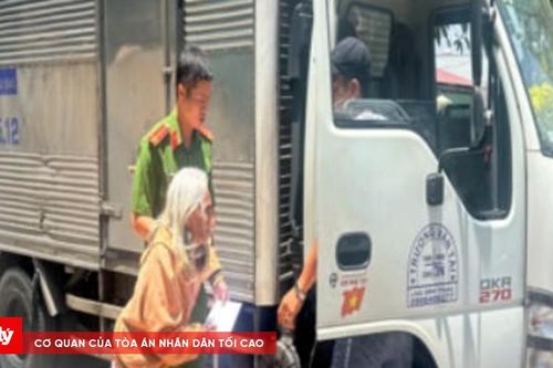 Kịp thời giúp đỡ hai mẹ con kiệt sức vì lạc đường