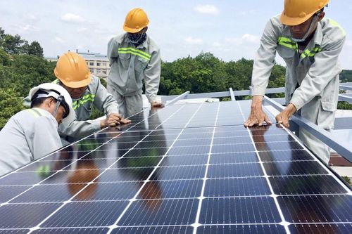 Hóa đơn điện mùa hè tăng vọt: Hộ gia đình nào nên lắp điện mặt trời mái nhà?