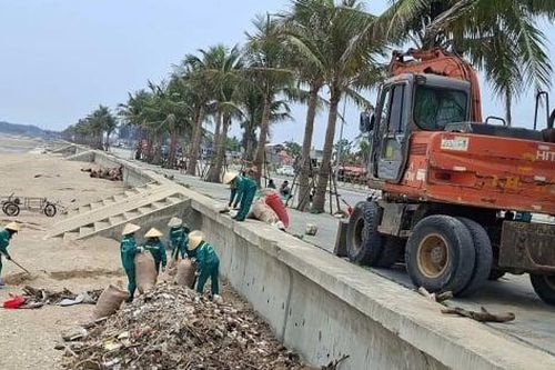 Dọn rác 'chìm' trên bãi biển Hải Tiến