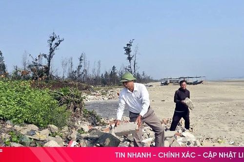 Nỗi lo biển lấn sát nhà dân ở thôn Trung Tân