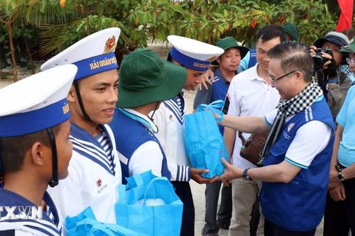 Thành phố Hồ Chí Minh mang tình cảm đến với quân dân Trường Sa