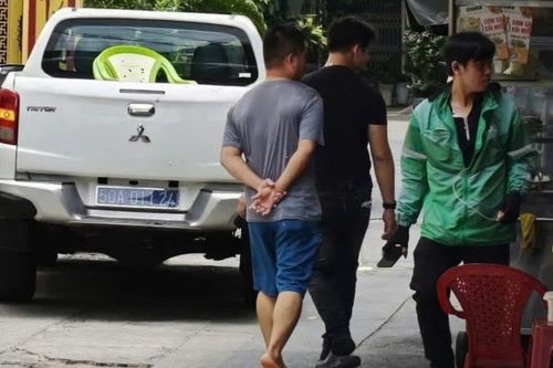 Bắt đối tượng ném chai xăng vào nhà dân, dùng hung khí đâm khiến hai người bị thương