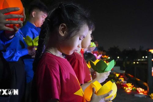 Tuổi trẻ Điện Biên thắp hoa đăng tri ân các Anh hùng liệt sỹ