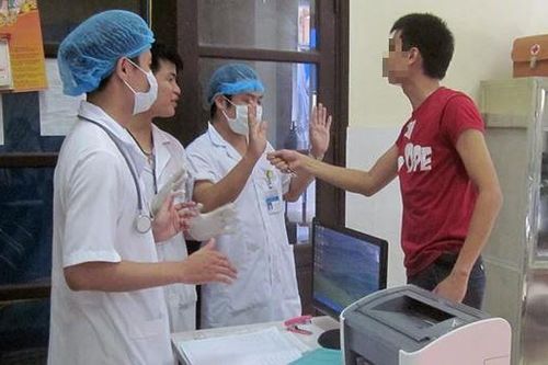 Từ ngày 15/5, hành hung nhân viên y tế có thể bị phạt tới 40 triệu đồng