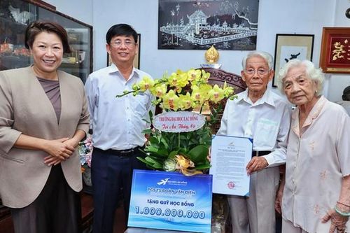 Thầy hiệu trưởng 91 tuổi tặng 1 tỷ đồng làm học bổng cho sinh viên nghèo: 'Trả nợ cho đời bằng giáo dục'