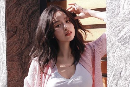 Thanh Thủy để lộ vóc dáng thật qua ảnh hậu trường