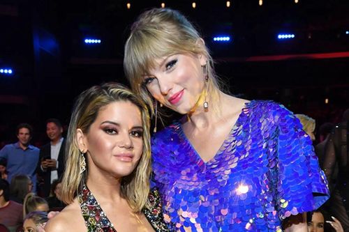 Một ca sĩ nổi tiếng bày tỏ sự nghi ngờ khi nhận thiệp mời lễ cưới của Taylor Swift và Travis Kelce