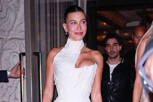 Người mẫu Hailey Bieber khoe chân dài miên man tại bữa tiệc sau Met Gala 2026