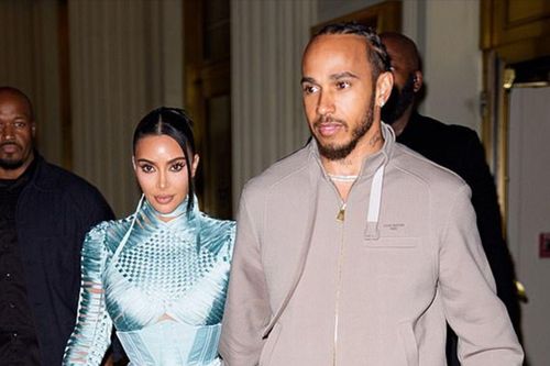 Người mẫu Kim Kardashian lần đầu công khai nắm tay bạn trai Lewis Hamilton