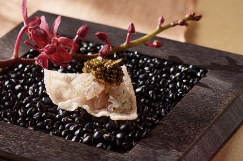 Khám phá bữa tiệc 'sử thi của những giác quan' từ hai ngôi sao đầu bếp Michelin tại Capella Hanoi