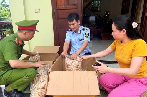 Phát hiện, thu giữ gần 70kg sản phẩm xúc xích không rõ nguồn gốc xuất xứ