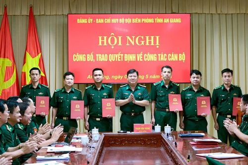 Bộ đội Biên phòng tỉnh An Giang trao quyết định về công tác cán bộ