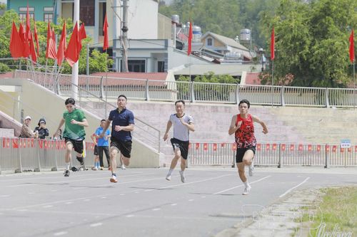 Sôi nổi ngay từ phút đầu khởi tranh