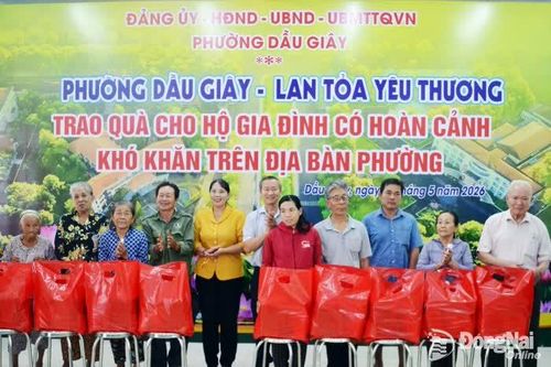 Phường Dầu Giây tặng quà cho các gia đình có hoàn cảnh khó khăn